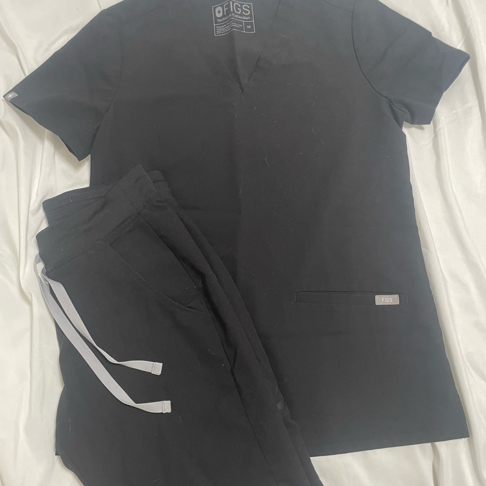 FIGS black jogger style scrub set